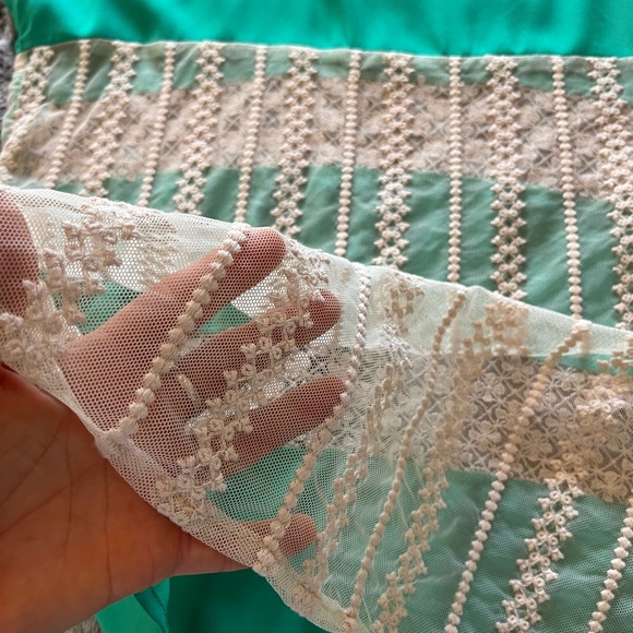 Gianni Bini Cream Lace & Kelly Green Lightweight Top, Sleeveless Medium GUC - Picture 4 of 13